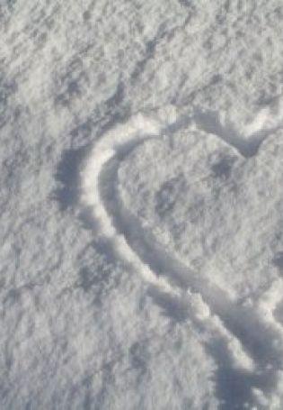 Сердечко на снегу