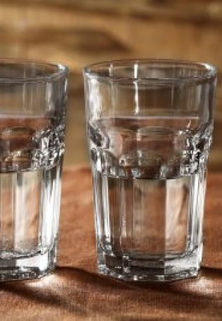 Граненый стакан с водой