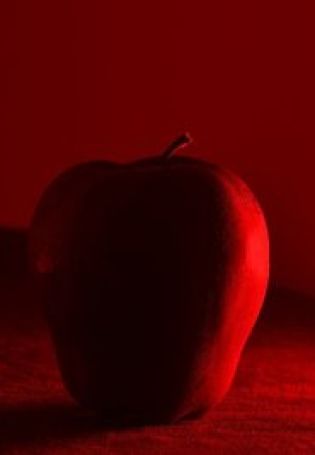 Яблоко на темном фоне