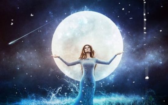 Девушка на фоне луны