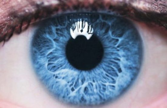 Глаз девушки на синем фоне