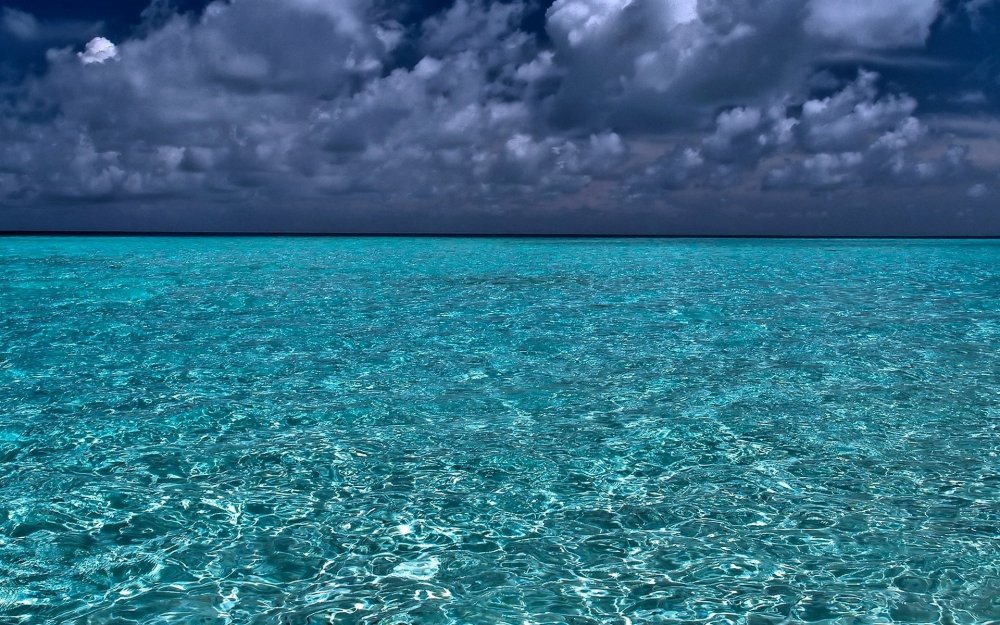 Голубое прозрачное море