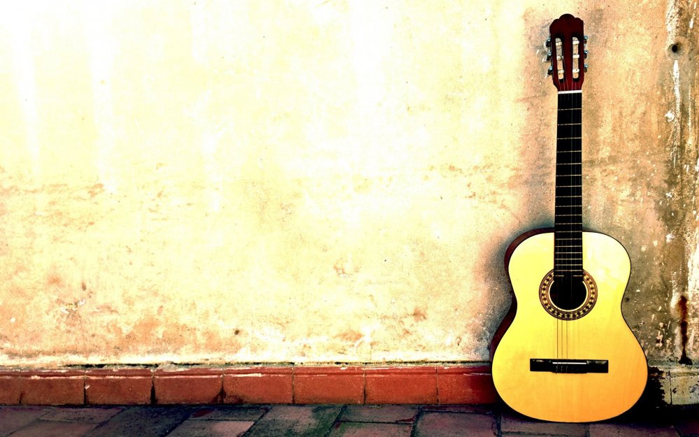 Гитара на фоне стены