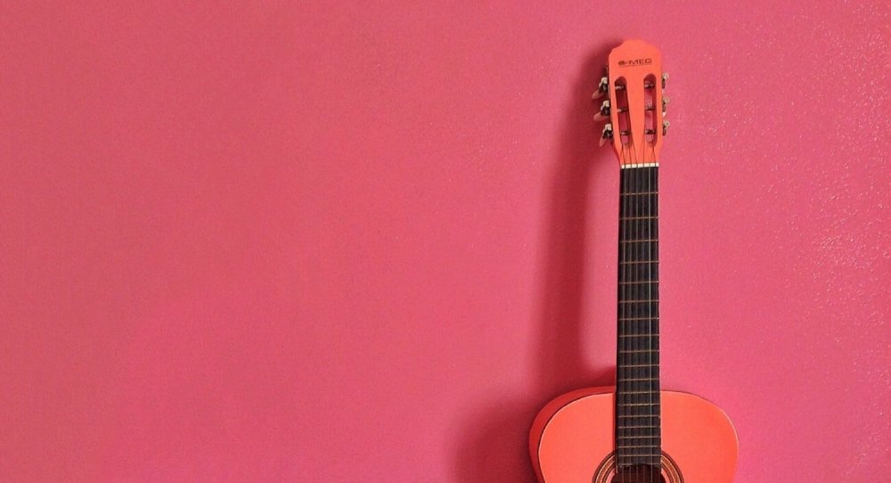 Гитара на однотонном фоне