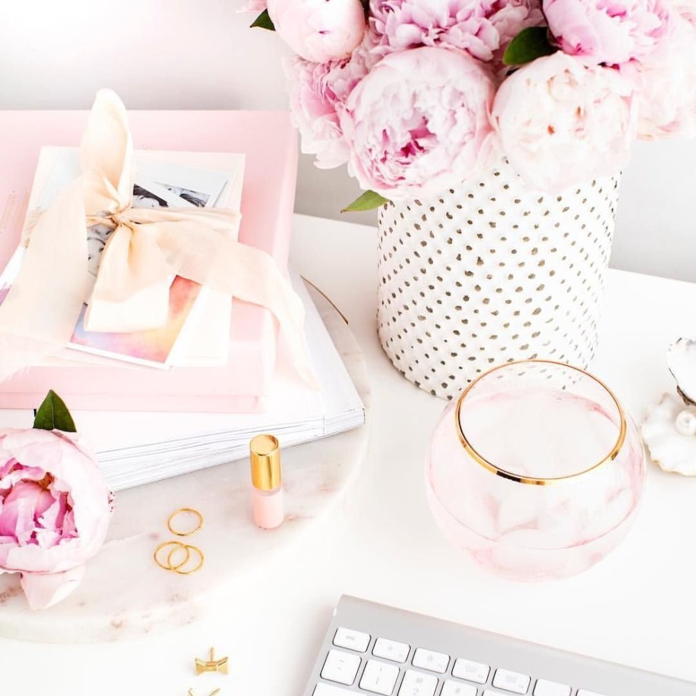 Бело розовый