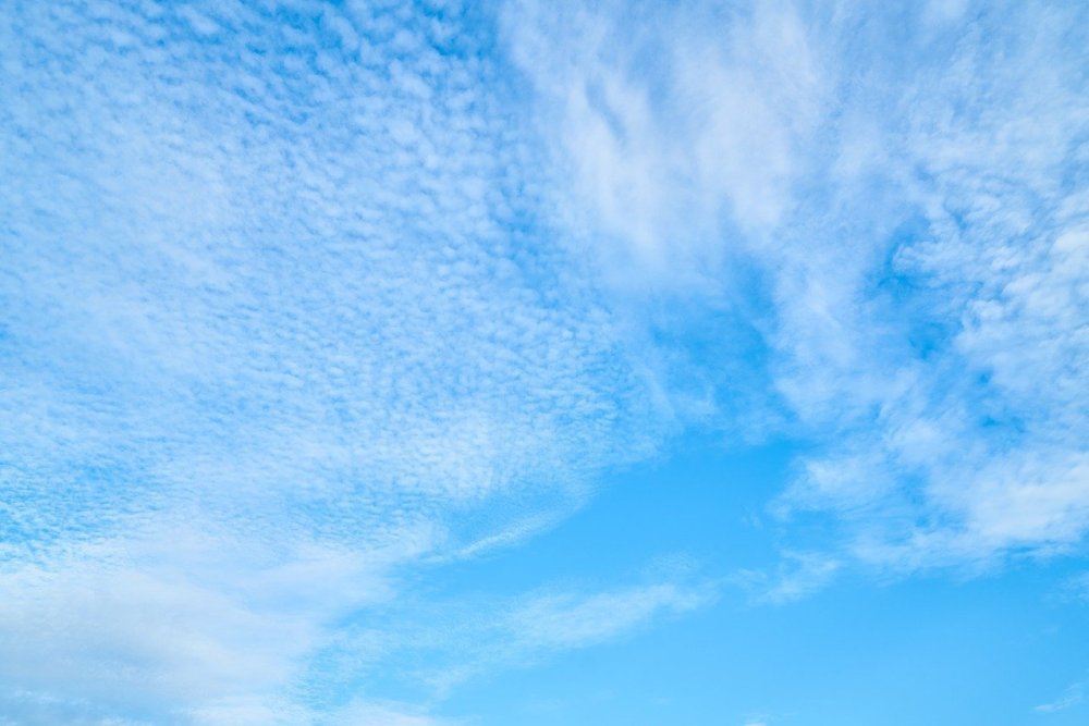 Бледно голубое небо