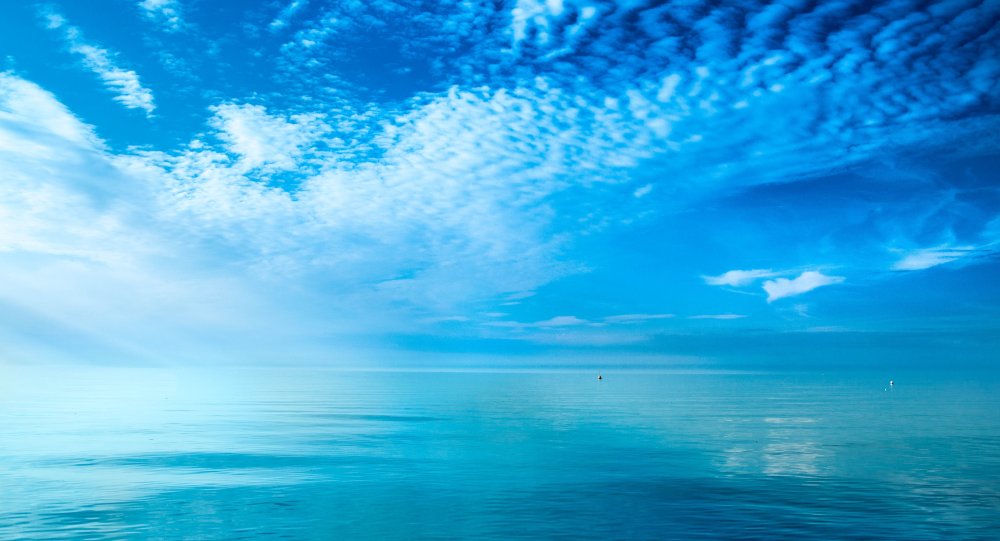 Голубое небо и море