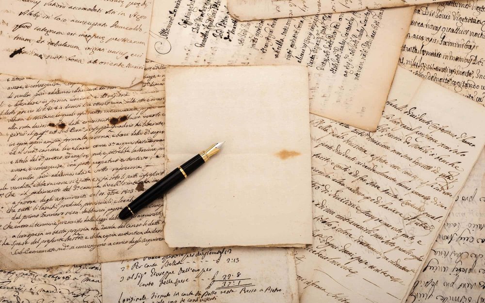 Рукописи на столе