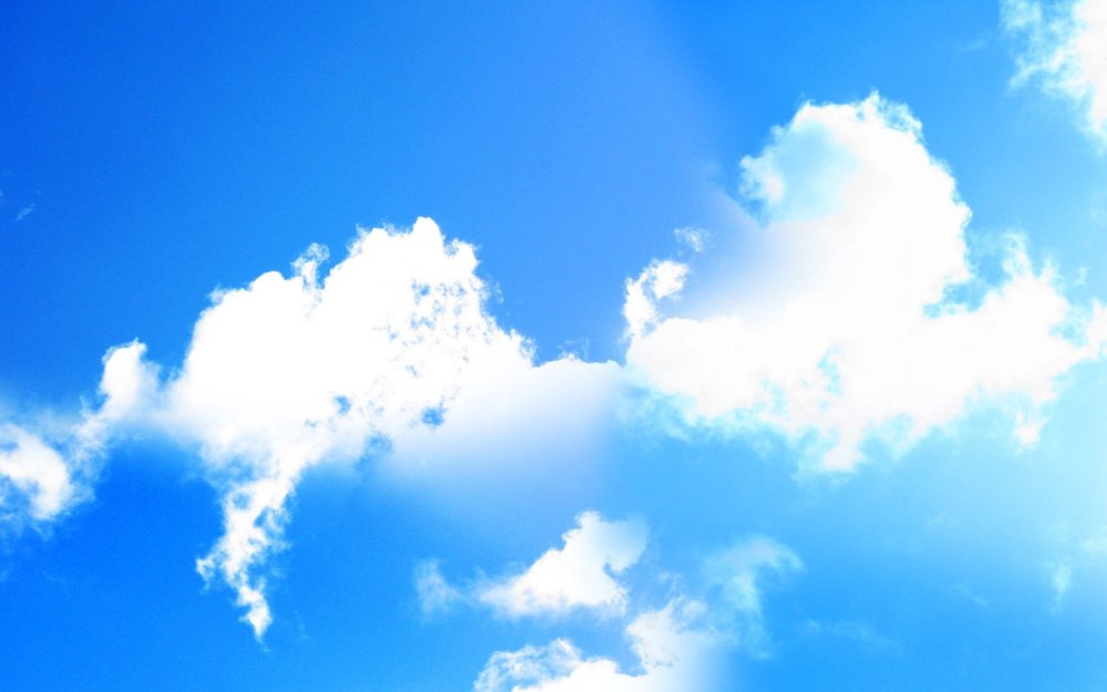 Светлое небо с облаками