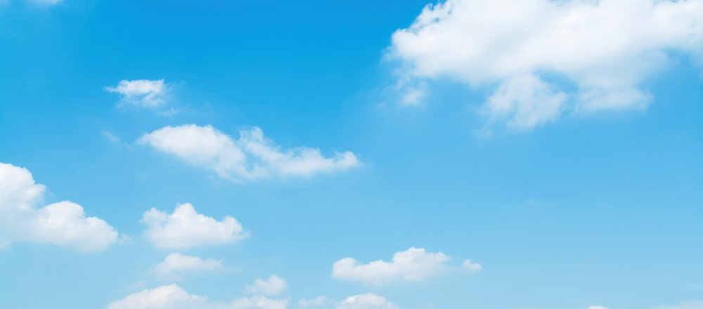 Голубое светлое небо с облаками