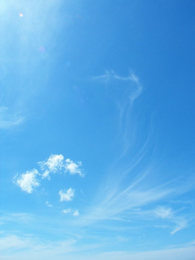 Светлое небо с облаками