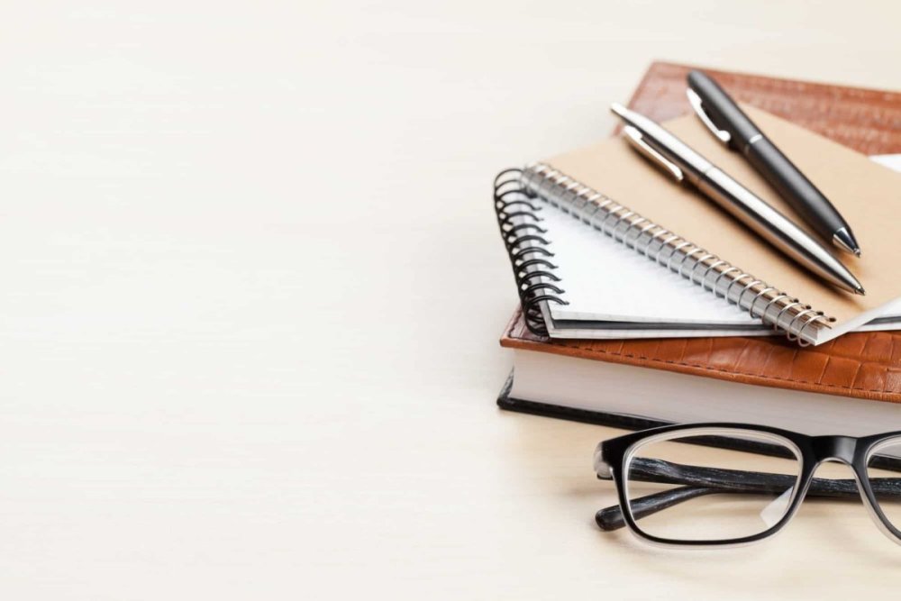 Блокнот с ручкой в деловом стиле