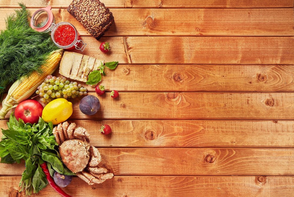 Овощи на деревянном фоне