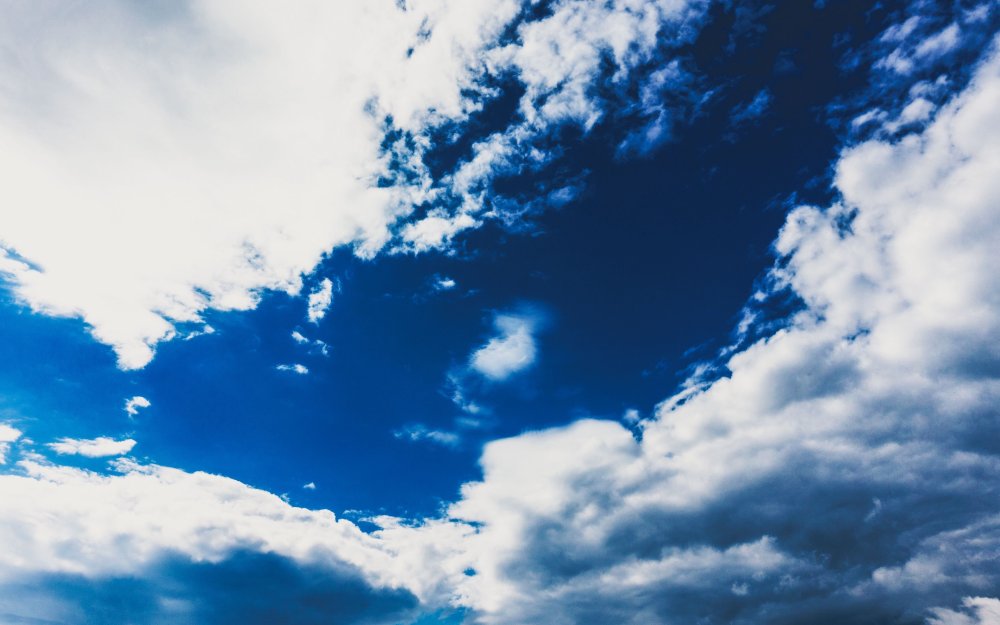 Голубое небо с облаками