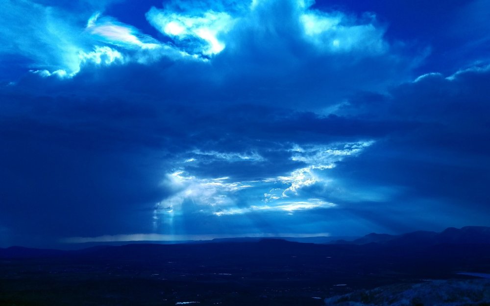 Темно синие облака