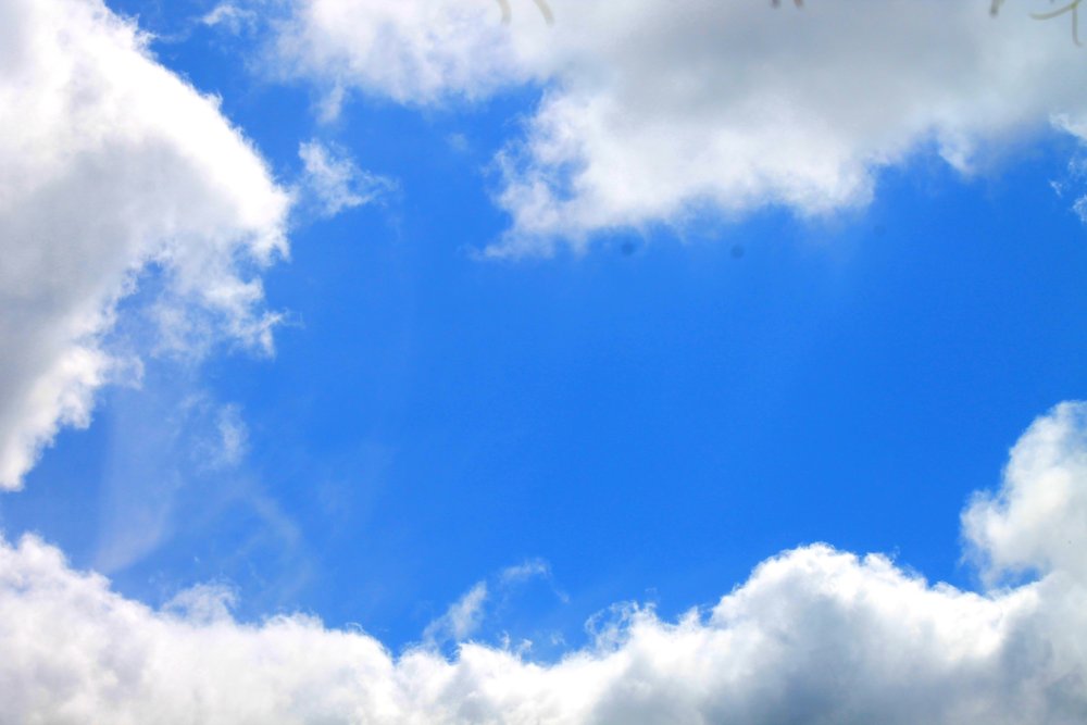 Бело голубое небо