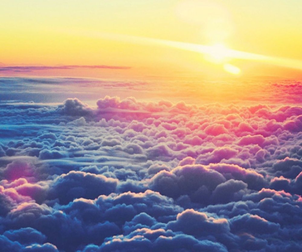 Рассвет над облаками