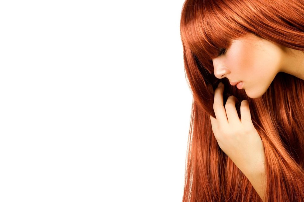 Рыжие волосы на белом фоне