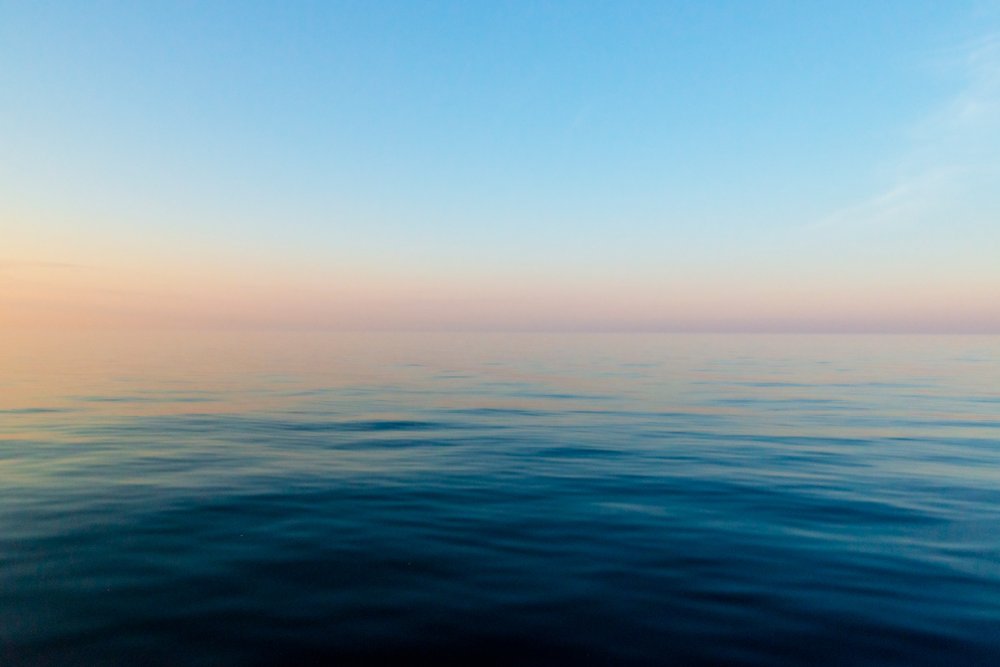 Гладь воды закат Горизонт