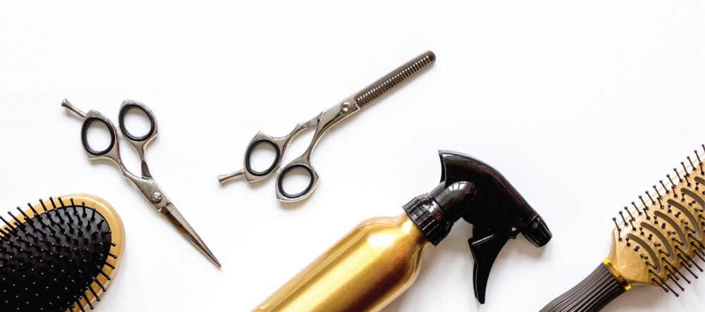 Парикмахерские инструменты на прозрачном фоне