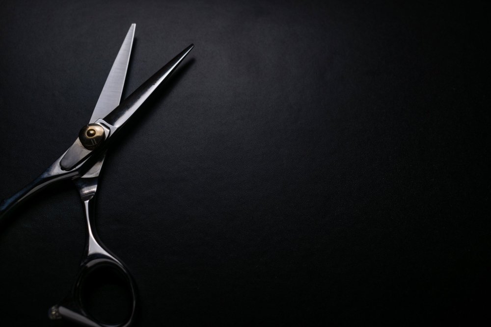 Ножницы на черном фоне