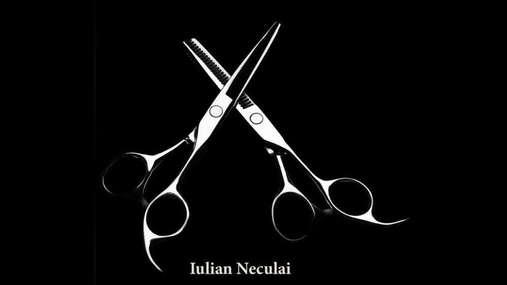 Ножницы на черном фоне