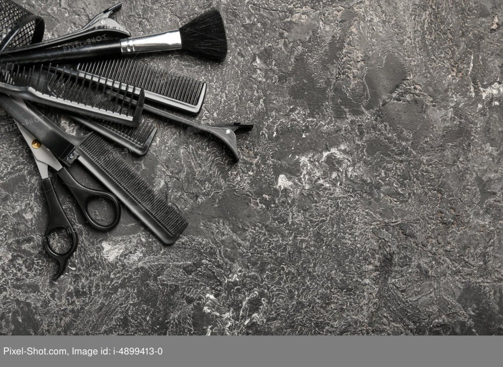 Парикмахерские инструменты на темном фоне