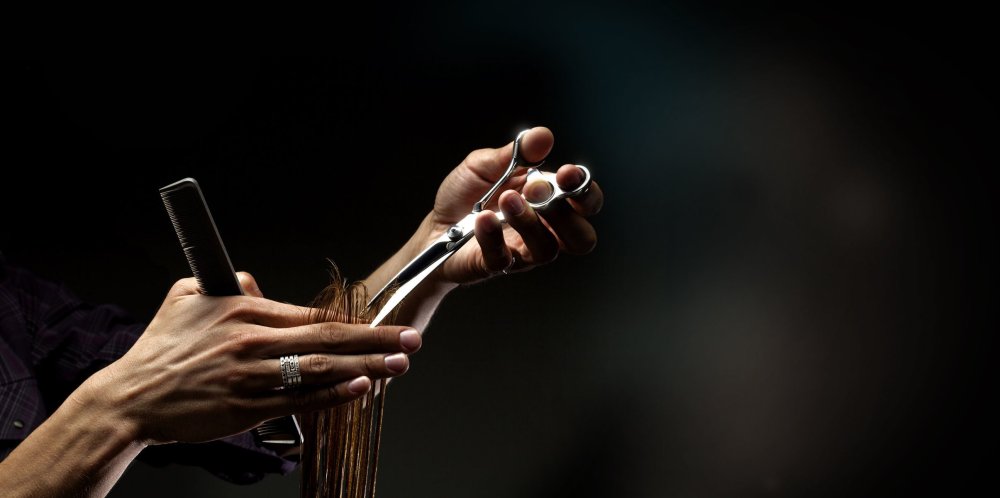 Парикмахер на черном фоне