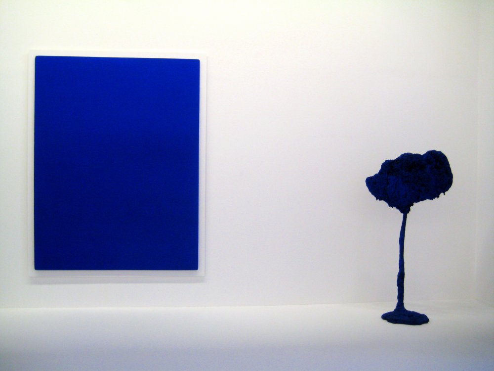 Ив Кляйн синий монохром