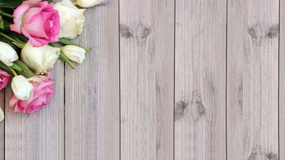 Цветы на деревянной доске