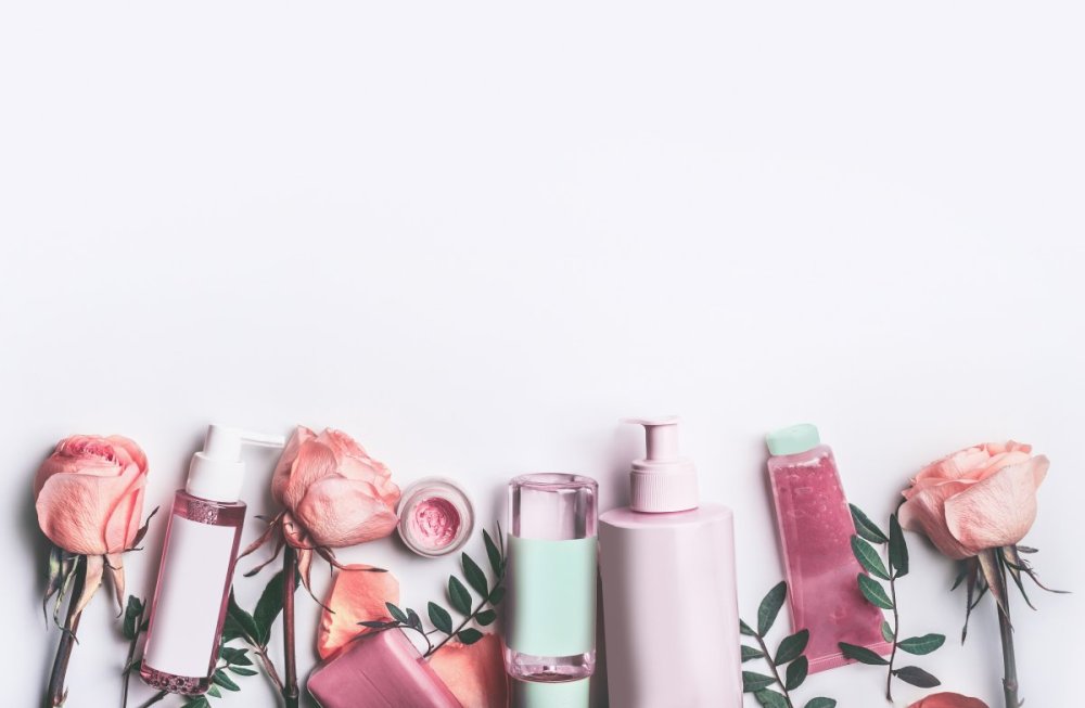 Косметика на розовом фоне