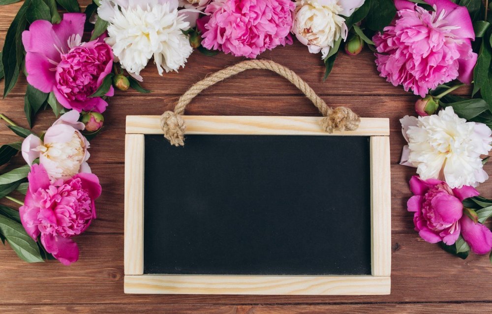 Цветы на деревянной доске