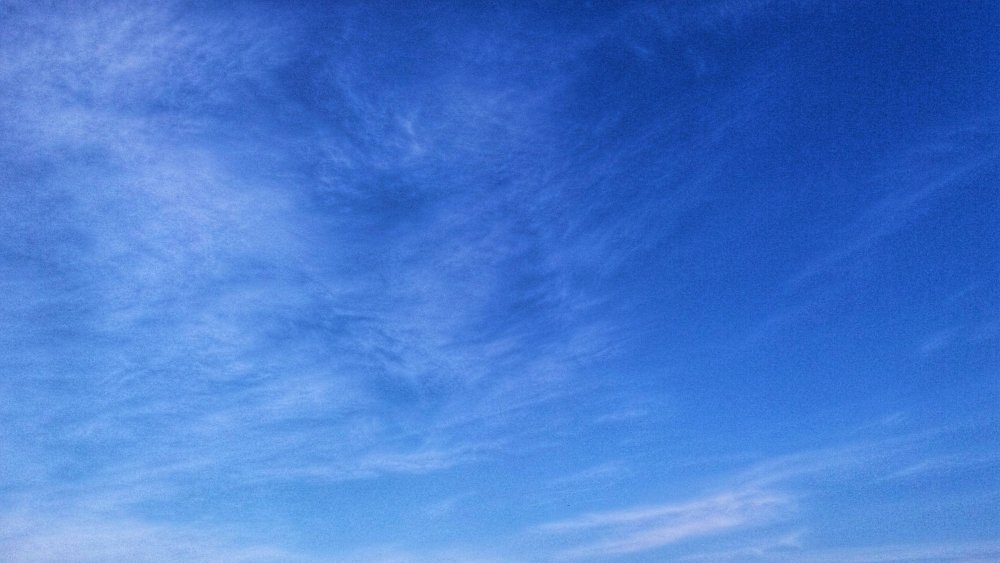 Голубое безоблачное небо