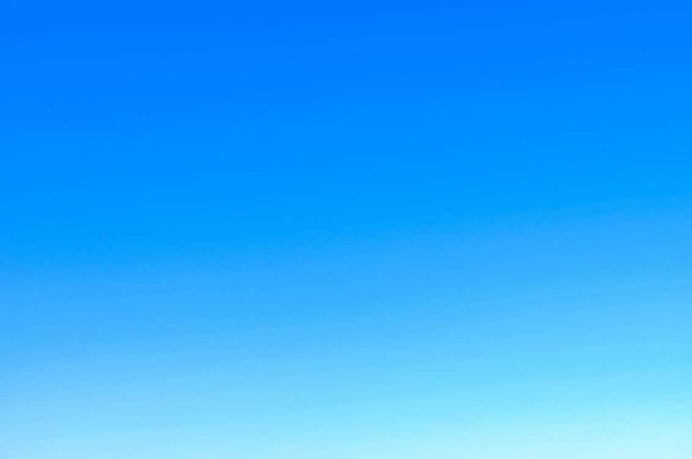 Бледно голубое небо без облаков