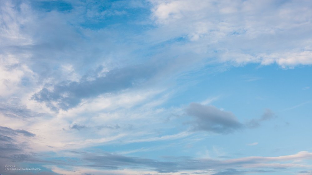 Нежно голубое небо без облаков