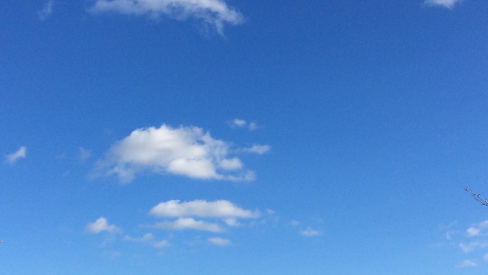 Светло голубое небо