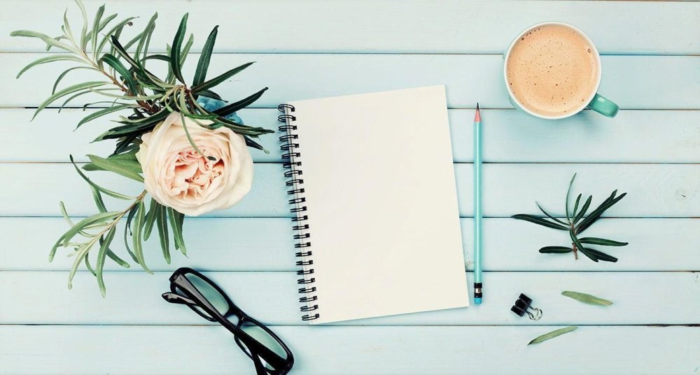 Блокнот на фоне цветов