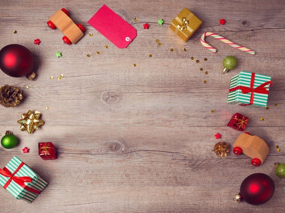 Новогодние подарки на столе вид сверху