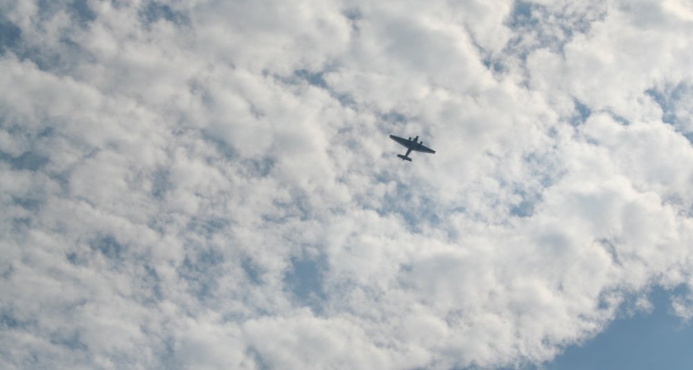 Самолет вылетает из облаков