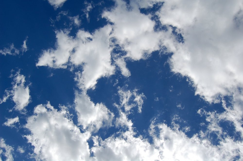 Чистое небо с облаками