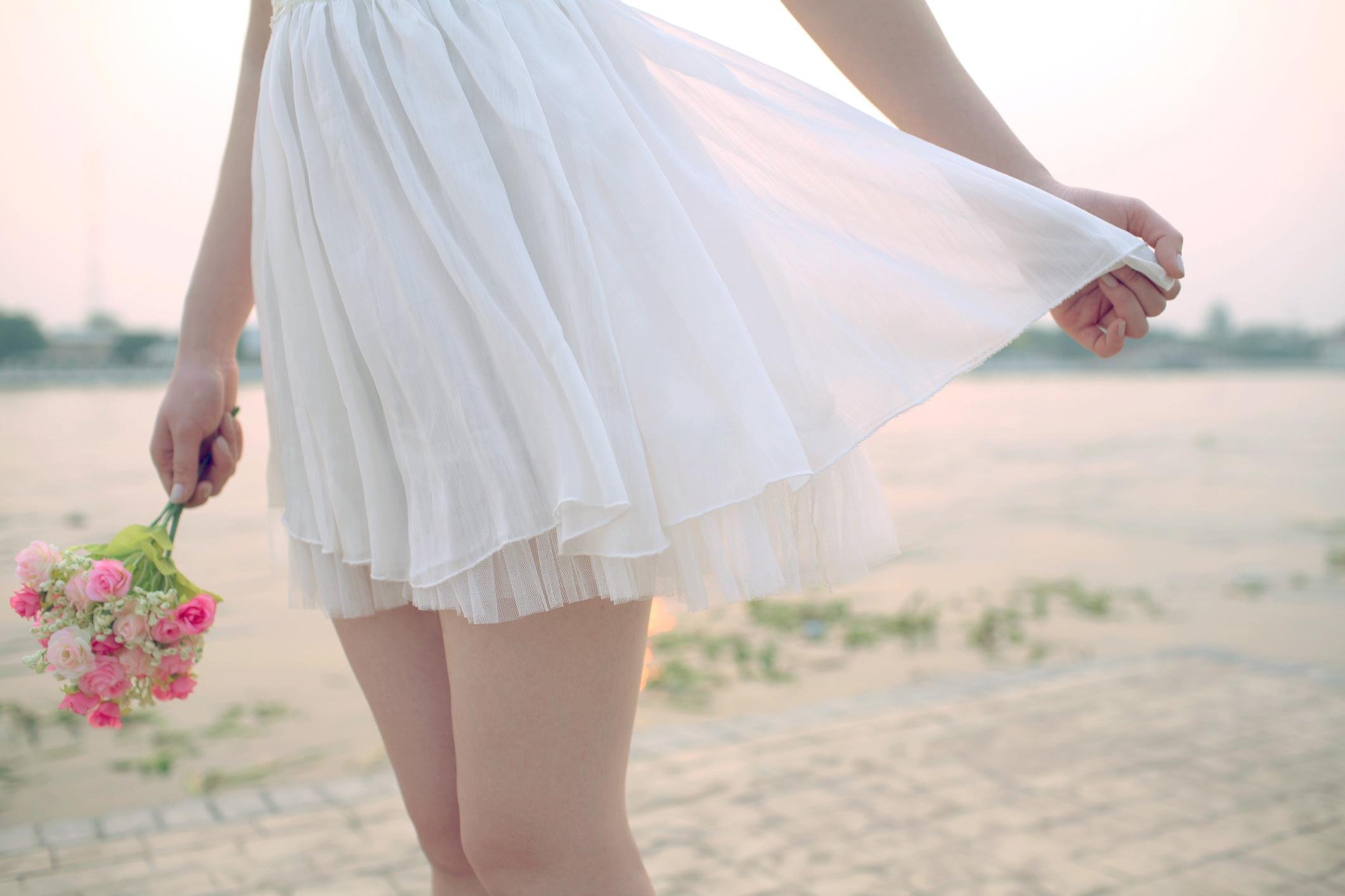 Только показались первые нежно белые. Нежное летнее платье. Девушка в платье летнем. Девушка в платье летом. Нежное белое платье.