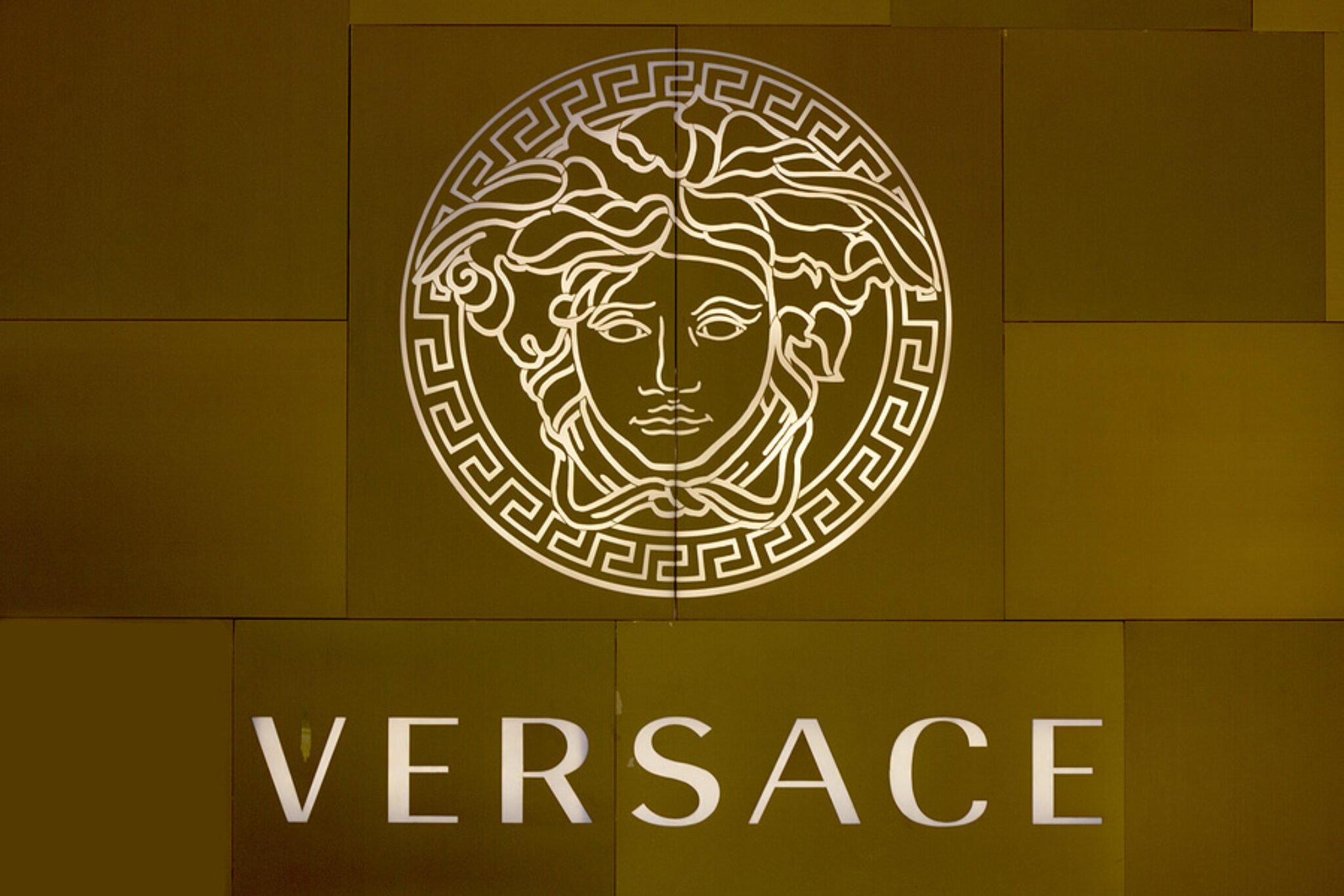 Versace надпись