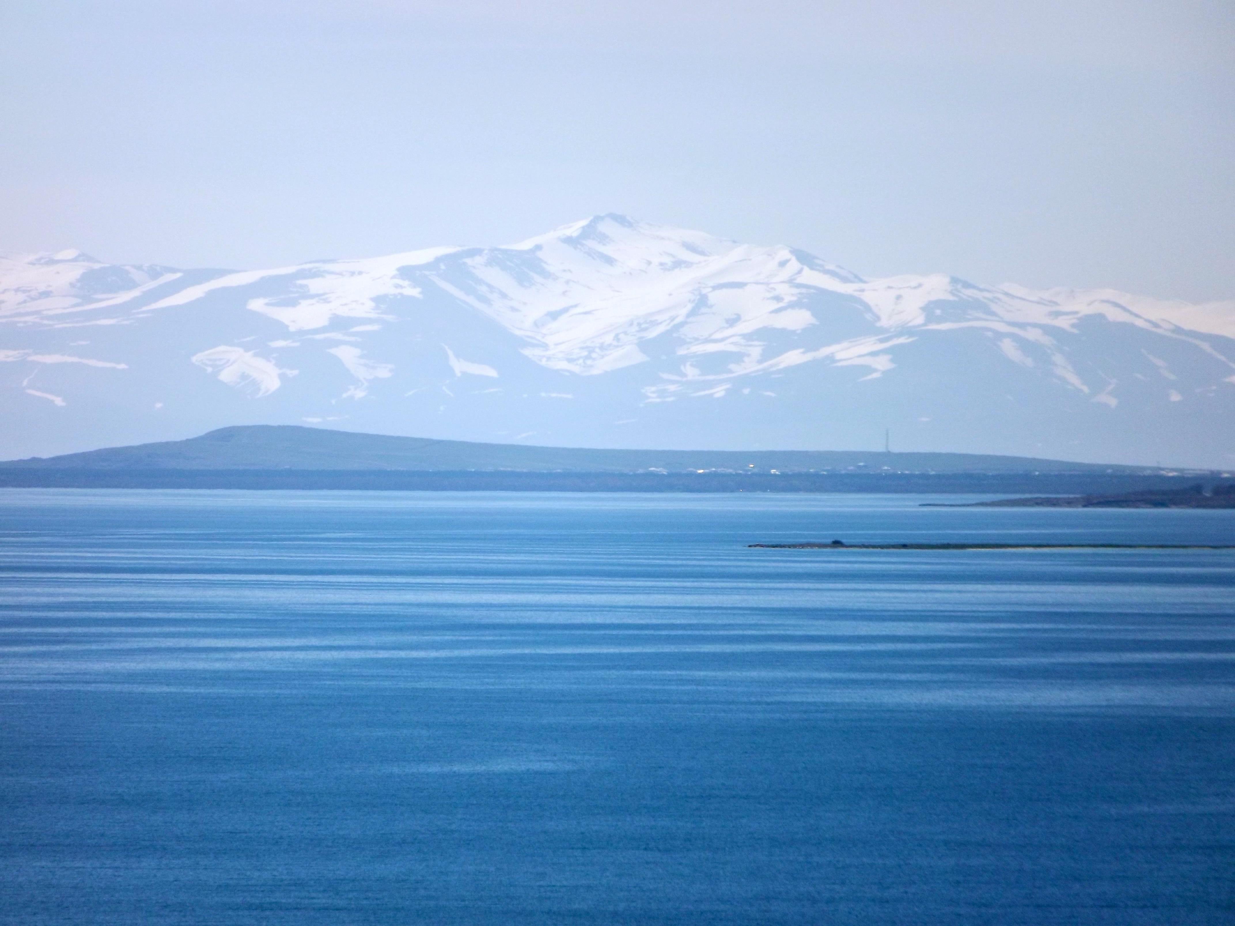Глубина озера севан. Озеро Севан Армения. Национальный парк Севан. Малый Севан озеро. Высокогорное озеро Севан.