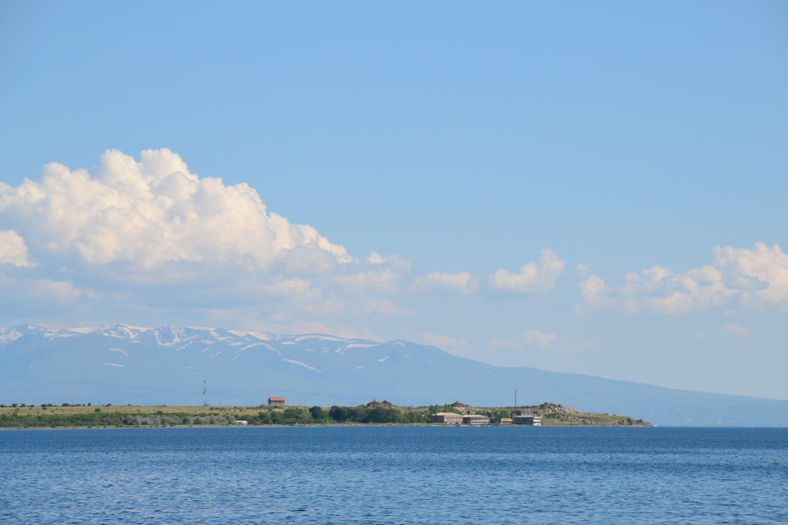 Глубина озера севан. Озеро Севан. Севан озеро Пирс. Айвазовский озеро Севан. Картина Айвазовского озеро Севан.