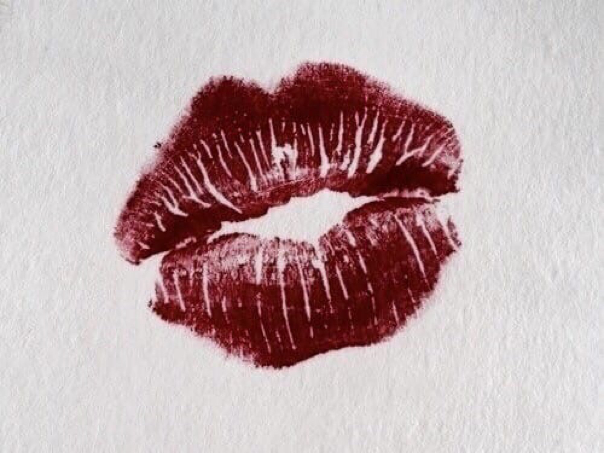Поцелуй на бумаге помадой. Отпечаток губ. След помады. Отпечаток поцелуя. Поцелуй помада.