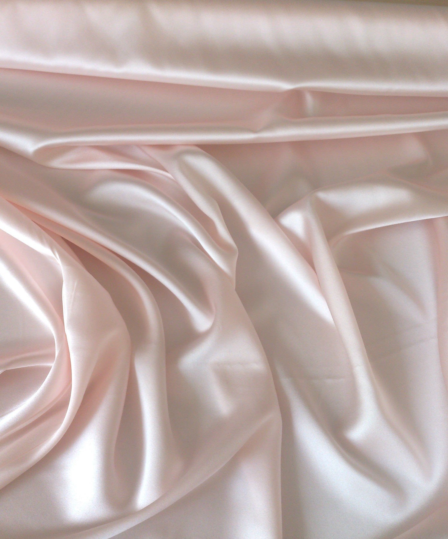 Перламутровая ткань. Розовый шелк. Ткань шелк. Розовая шелковая ткань. Текстура шелковой ткани.