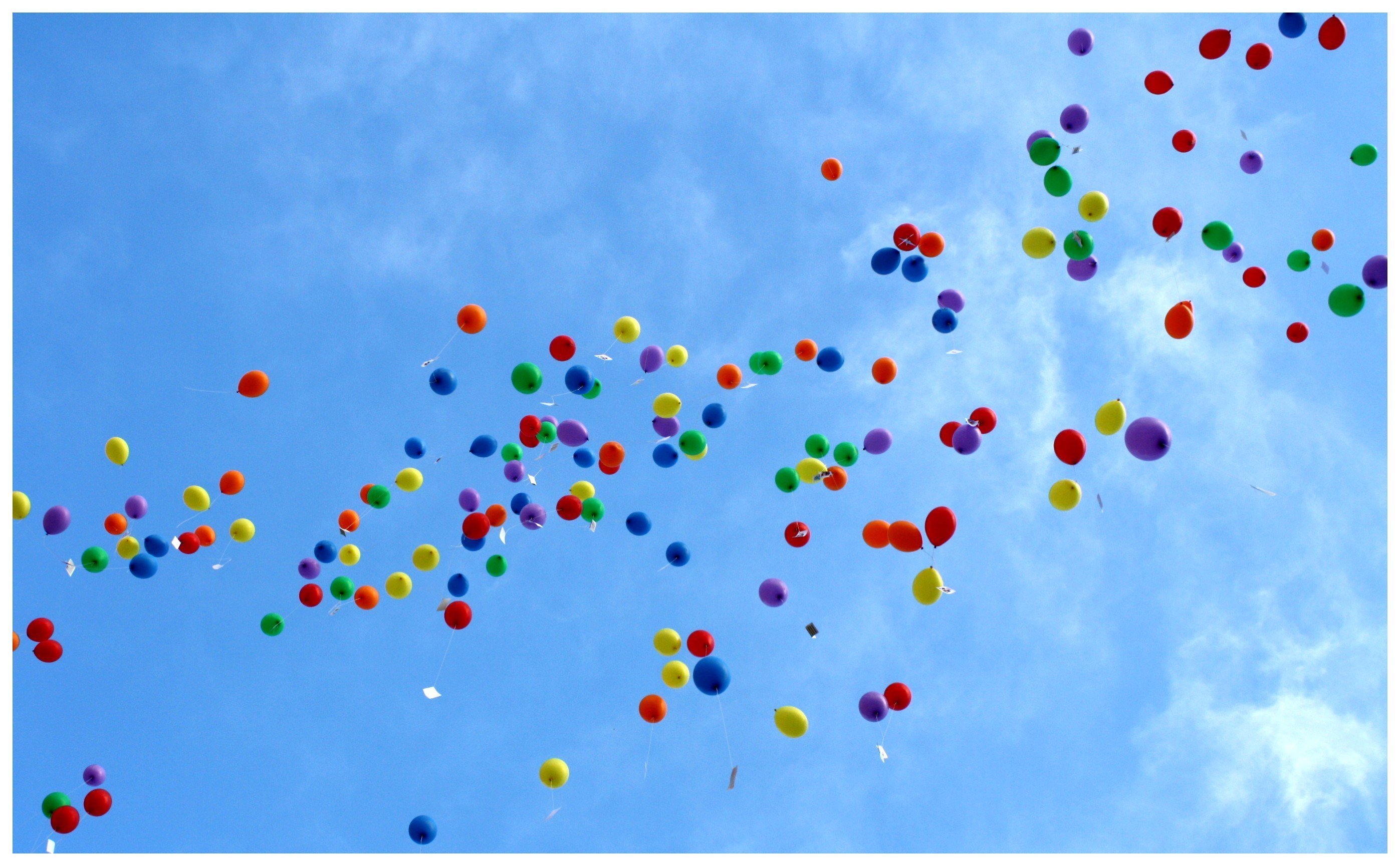 Выпуск воздушных шаров. Шары в небе. Цветные шары в небе. Воздушные шарики в небе. Шары летят в небо.