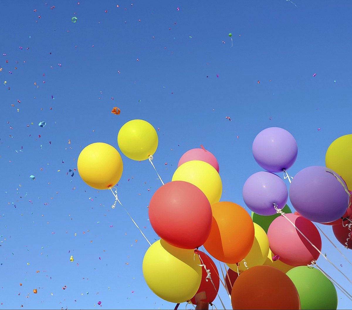 День рождения облаков. Фон шарики воздушные. Задний фон шарики. Шарики летят. Воздушные шары на фоне неба.