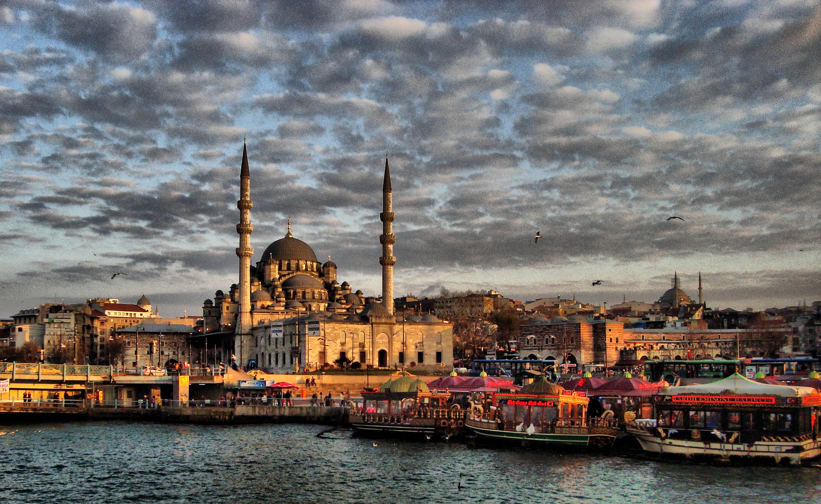 Стамбул италия. Стамбул Фатих Эминеню. Галата Стамбул. Стамбул улочки Галата. Стамбул набережная ортакёй.
