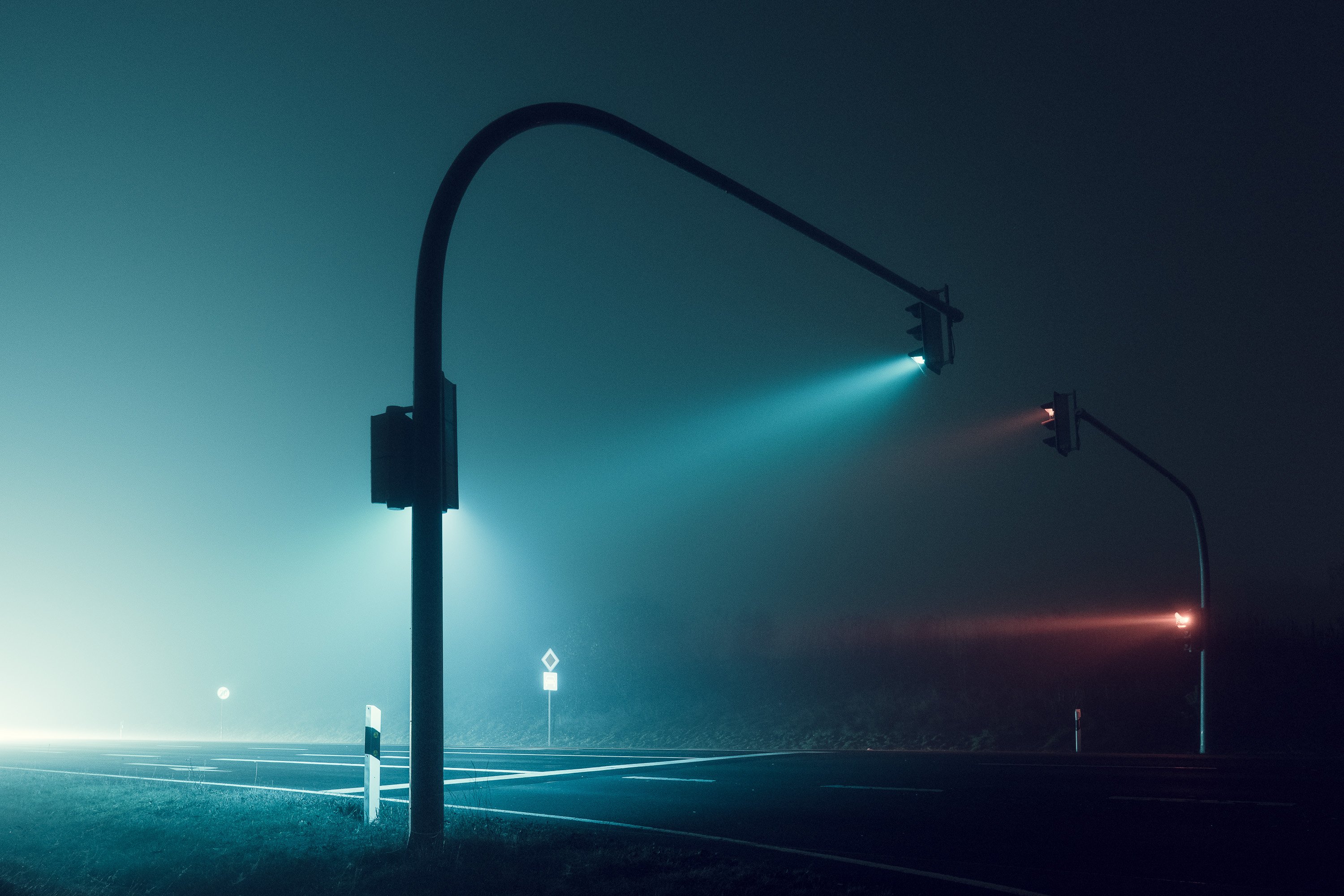 Night posting. Атмосферное освещение. Светофор в тумане. Дорожное освещение. Уличное освещение.